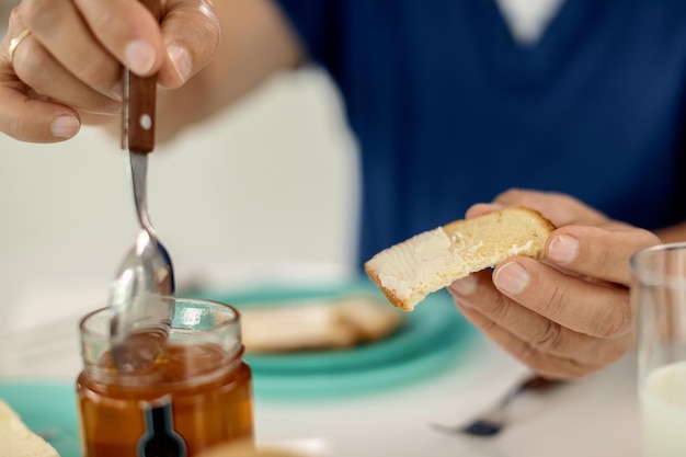 Gros plan d'un homme âgé prenant son petit déjeuner à la maison