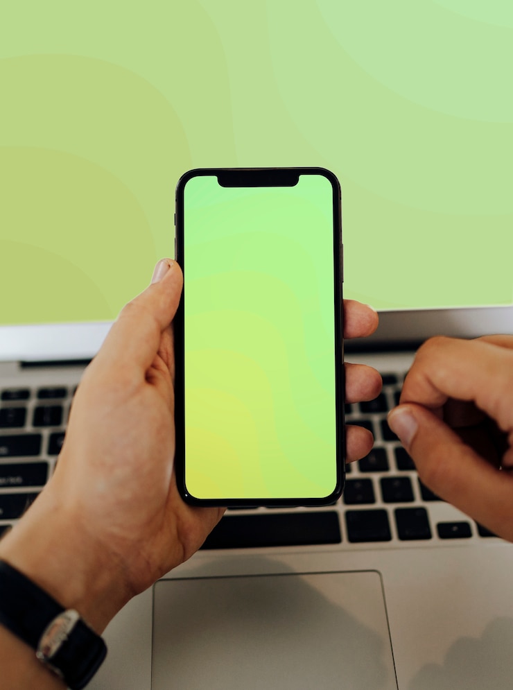 Photo gratuit gros plan d&#39;un homme à l&#39;aide d&#39;un téléphone portable