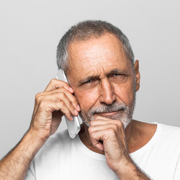 Gros plan, homme aîné, conversation téléphone