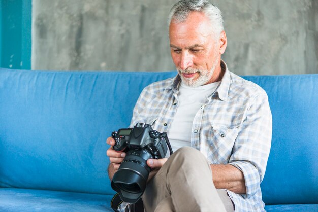 Gros plan, de, homme aîné, regarder appareil-photo