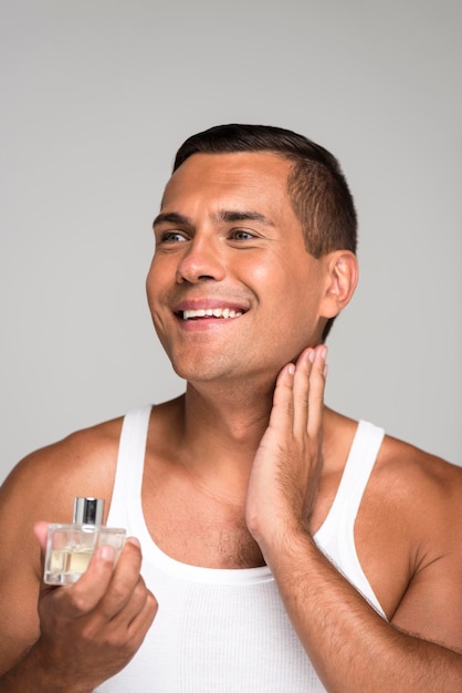 Gros plan, homme, appliquer, cologne