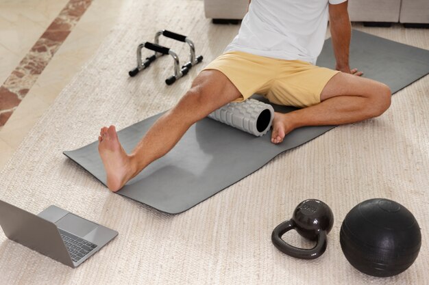 Gros plan homme assis sur un tapis