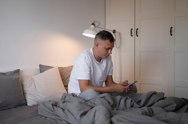 Gros Plan Sur L'homme Au Téléphone Dans La Chambre