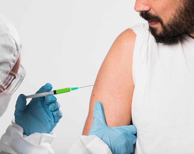 Photo gratuite gros plan d'un homme barbu vacciné