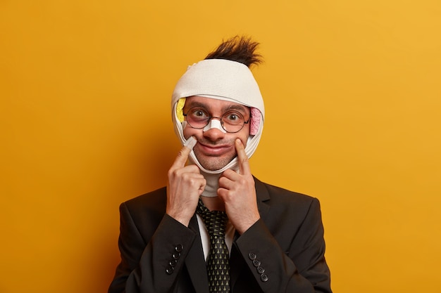 Gros plan sur un homme blessé avec une ecchymose sombre sous les yeux et une commotion cérébrale, porte un bandage