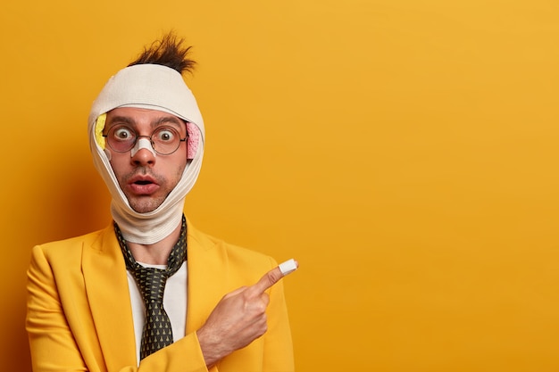 Photo gratuite gros plan sur un homme blessé avec une ecchymose sombre sous les yeux et une commotion cérébrale, porte un bandage