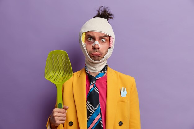 Photo gratuite gros plan sur un homme blessé avec une ecchymose sombre sous les yeux et une commotion cérébrale, porte un bandage