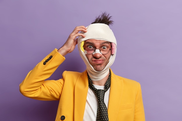 Photo gratuite gros plan sur un homme blessé avec une ecchymose sombre sous les yeux et une commotion cérébrale, porte un bandage