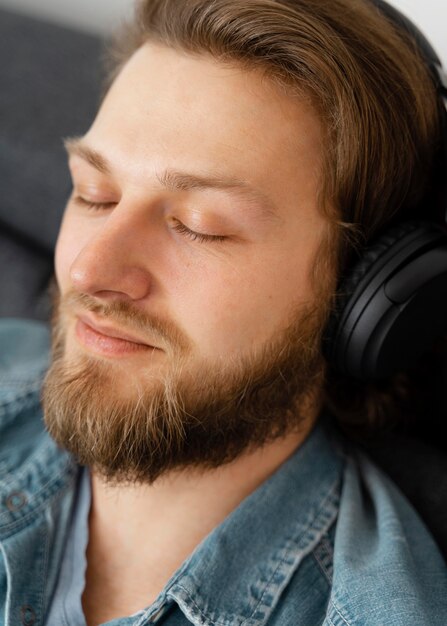 Gros plan homme avec un casque à la maison