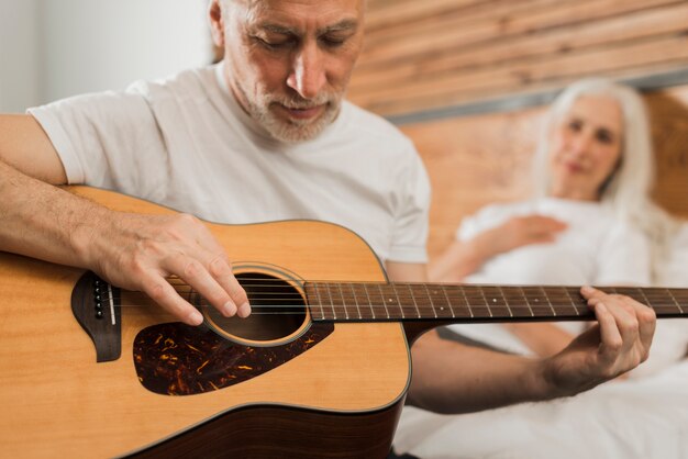 Gros plan, homme, chant, quitar