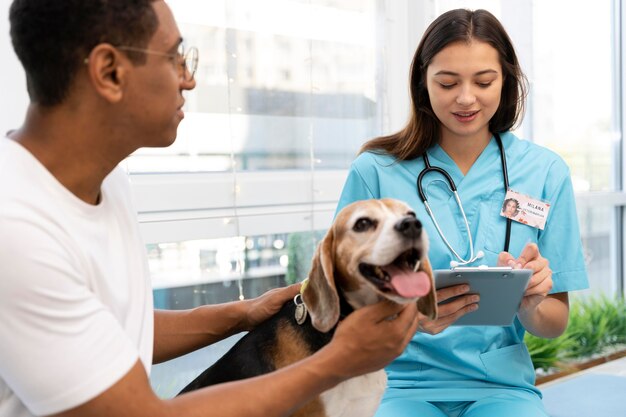 Gros plan homme avec chien à la clinique