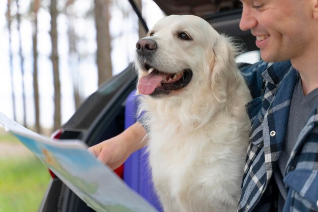 Gros plan homme avec chien mignon