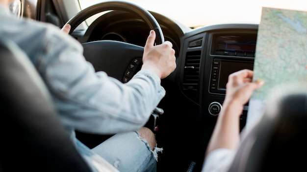 Gros plan, homme, conduite, voiture