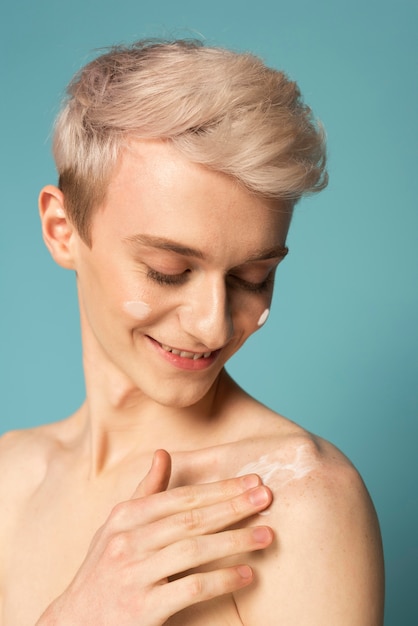 Photo gratuite gros plan homme avec de la crème sur l'épaule