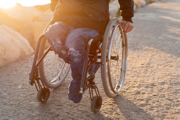 Gros plan, homme, dans, fauteuil roulant, à, plage