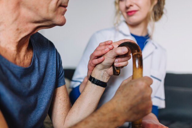 Gros plan de l&#39;homme dans la maison de retraite