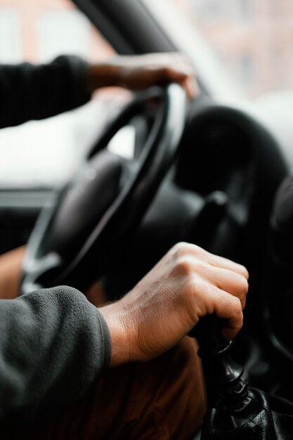 Gros plan homme dans la voiture au volant