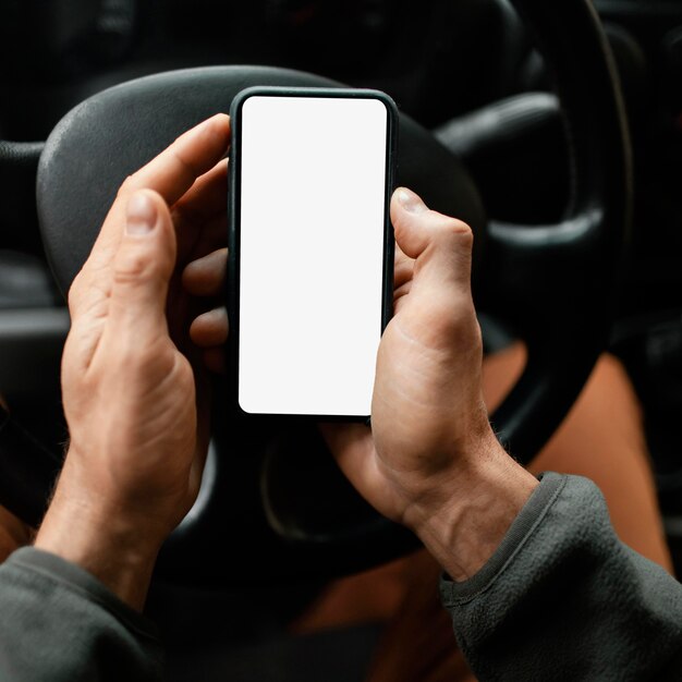 Gros plan homme dans la voiture avec mobile