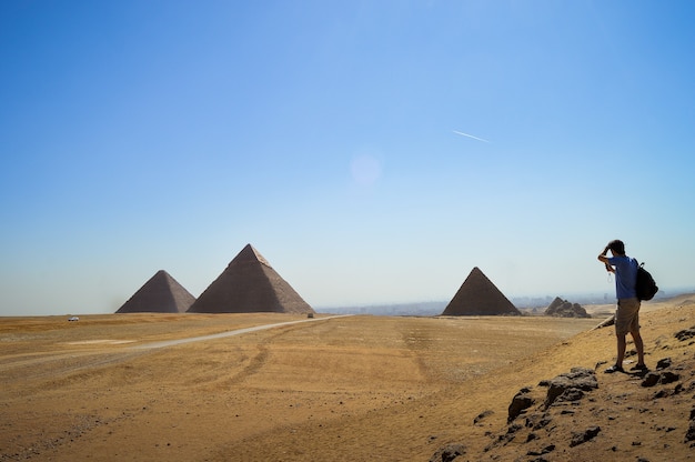 Gros plan d'un homme debout et regardant la nécropole de Gizeh en Egypte