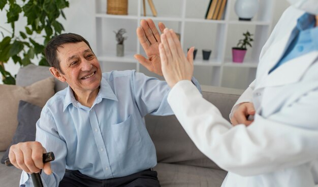 Gros plan homme et docteur high five