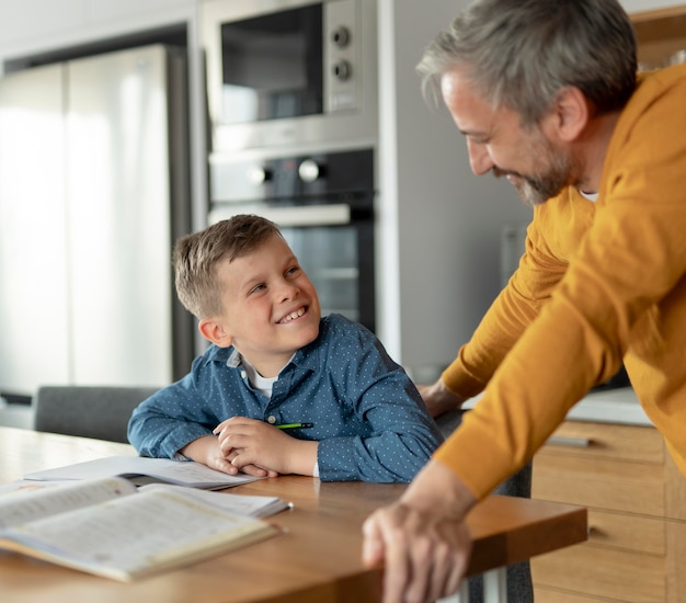 Gros plan homme et enfant souriant