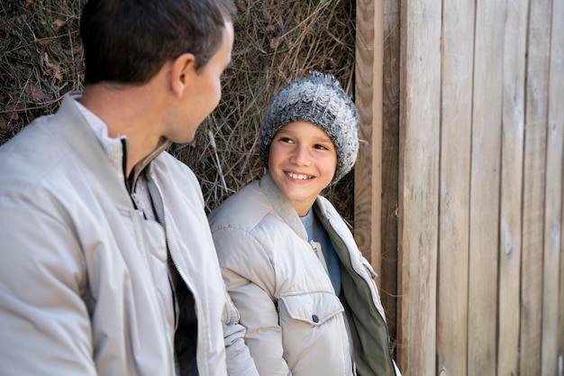 Gros plan homme et enfant souriant