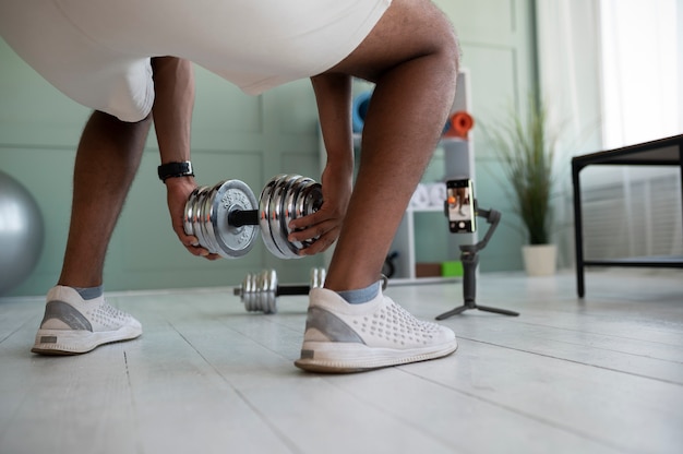 Gros plan homme entraînement avec haltère