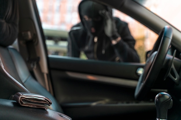 Gros plan sur un homme essayant de s'introduire dans une voiture