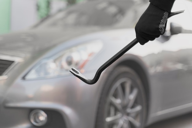 Gros plan sur un homme essayant de s'introduire dans une voiture