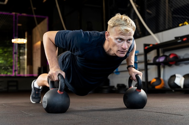 Gros plan sur l'homme faisant de l'entraînement crossfit