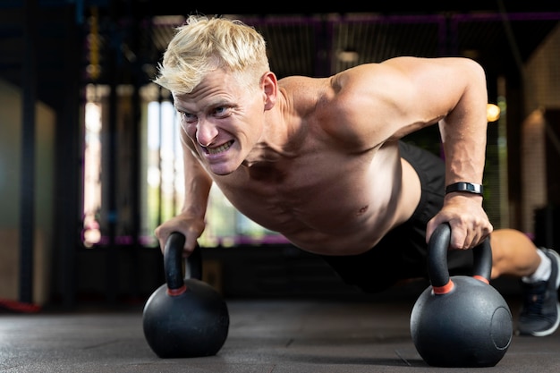 Gros plan sur l'homme faisant de l'entraînement crossfit