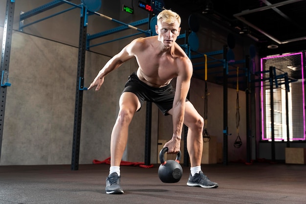 Gros plan sur l'homme faisant de l'entraînement crossfit