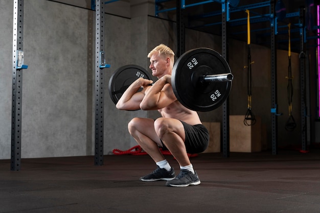 Gros plan sur l'homme faisant de l'entraînement crossfit