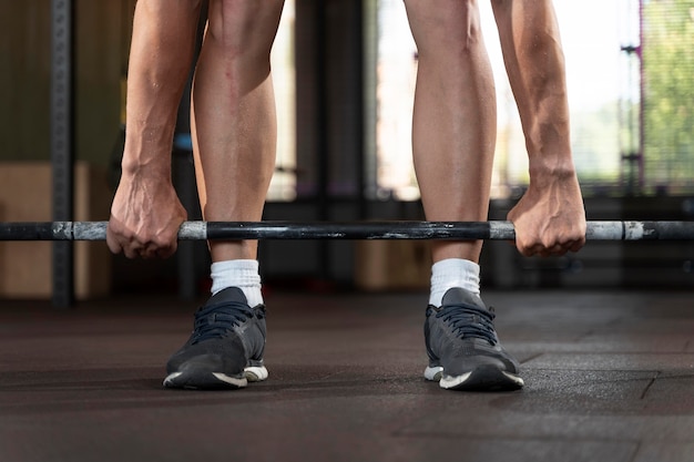 Photo gratuite gros plan sur l'homme faisant de l'entraînement crossfit