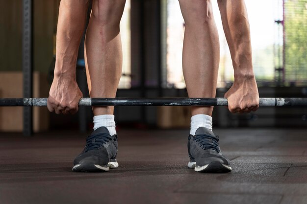 Gros plan sur l'homme faisant de l'entraînement crossfit