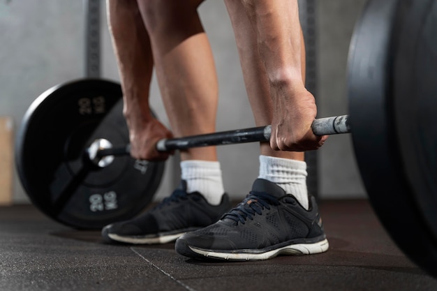 Gros plan sur l'homme faisant de l'entraînement crossfit