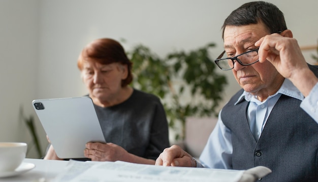 Gros plan homme et femme en maison de retraite