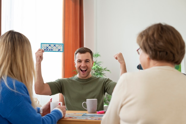 Gros plan homme gagnant jeu de bingo