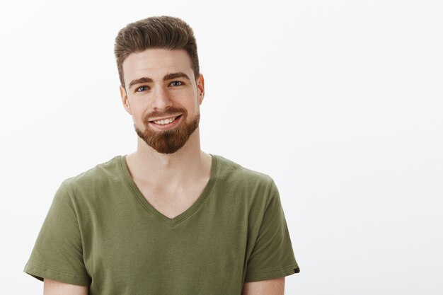 Gros plan d'un homme gentil et mignon avec barbe