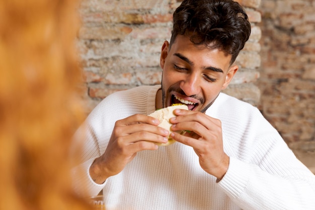 Gros plan homme heureux, manger de la nourriture