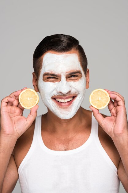 Gros plan homme heureux avec masque facial