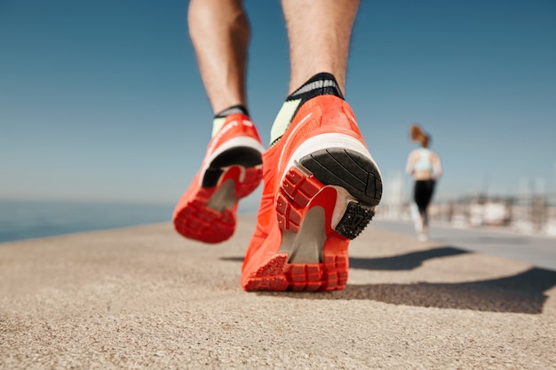 Photo gratuite gros plan de l'homme jogger près de la mer