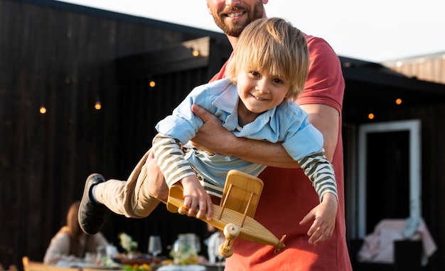 Photo gratuite gros plan homme jouant avec enfant