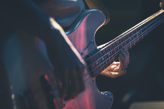 Gros plan d'un homme jouant de la guitare basse