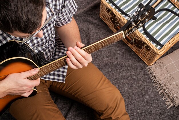 Gros plan homme jouant de la guitare