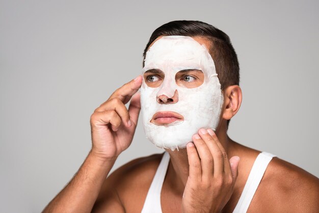 Gros plan, homme, mettre, masque visage