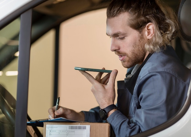 Gros plan homme parlant au téléphone