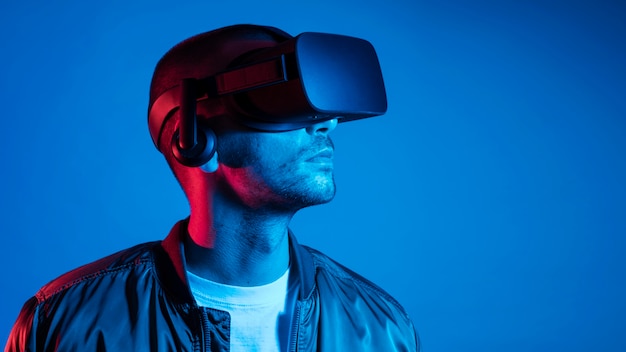 Photo gratuite gros plan homme portant un gadget de réalité virtuelle