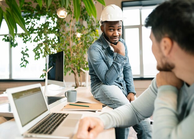 Gros plan, homme, porter, casque, intérieur