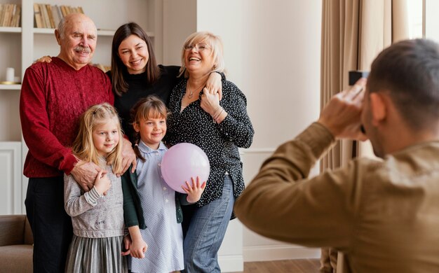 Gros plan homme prenant des photos de famille